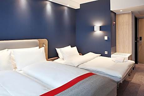 Standard Queen Room with Single Sofa Bed