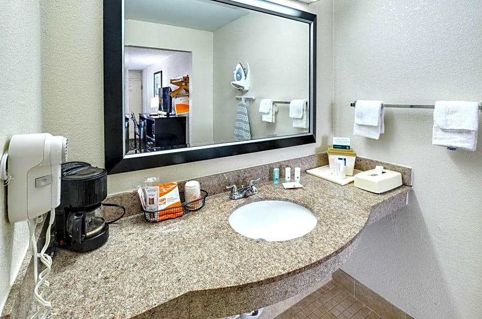 Quality Inn & Suites Hardeeville - Savannah North - Renovated with Hot Breakfast Included