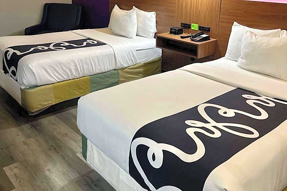 La Quinta Inn & Suites by Wyndham Mid-City