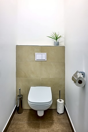 STUDIO EXECUTIVE KING BED