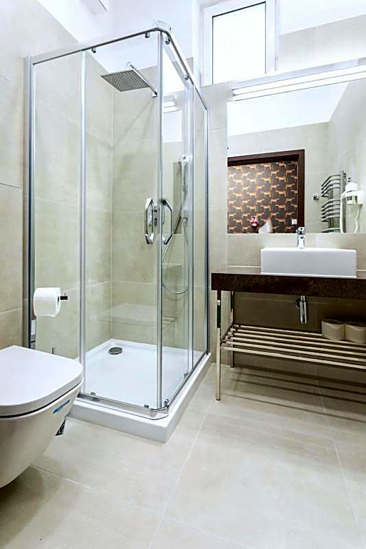 Forrest Apartments & Hostel