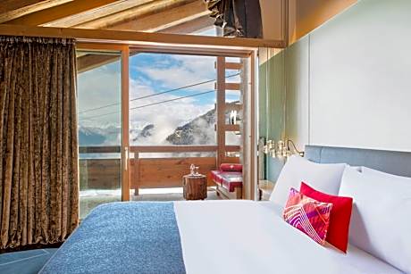 Junior King Suite with Sofa Bed and Mountain View