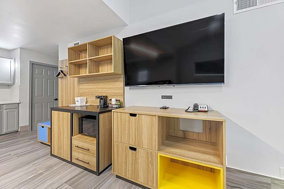 Days Inn & Suites by Wyndham Texas City