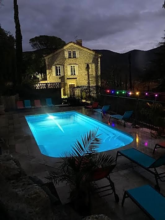 Les Horizons - SPA-JACUZZI - MASSAGE- SAUNA - 4 SAISONS - Piscine chauffée Toute l'année - 800m centre ville Nyons