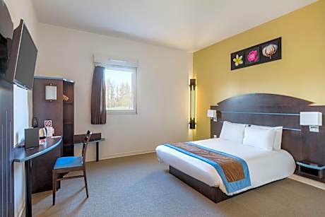 Queen Room with Roll-In Shower - Mobility Accessible/Non-Smoking