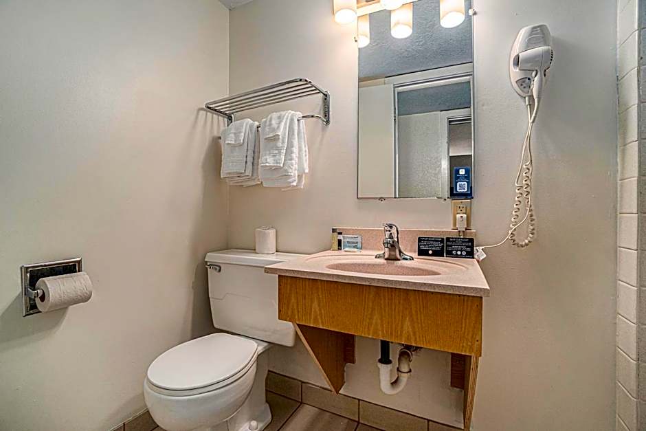 Travelodge by Wyndham Traverse City MI 