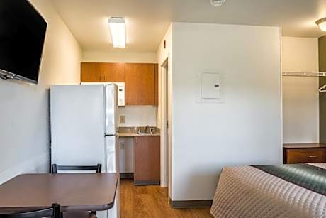 Studio 1 Queen Bed Non-Smoking