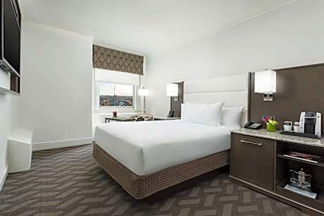 1King Bed Mob/Hear Acc Tub
