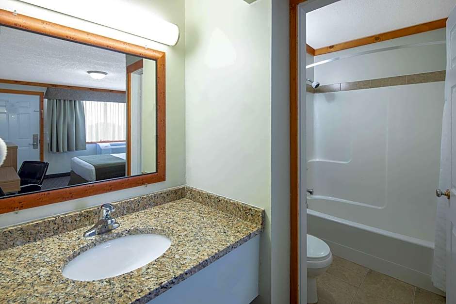 Travelodge by Wyndham Golden Sportsman Lodge