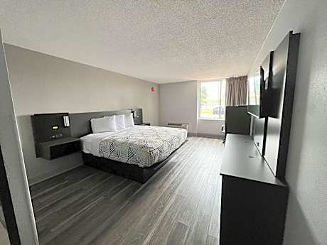 King Room with Roll-in Shower - Disability Access - Non-Smoking