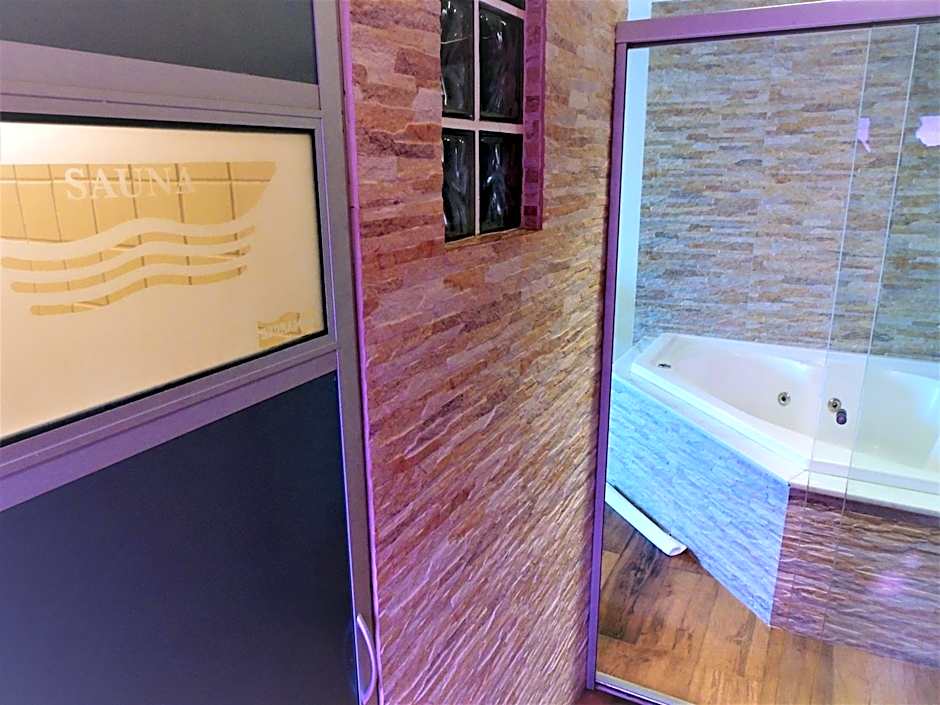 Mondrian Suite Hotel