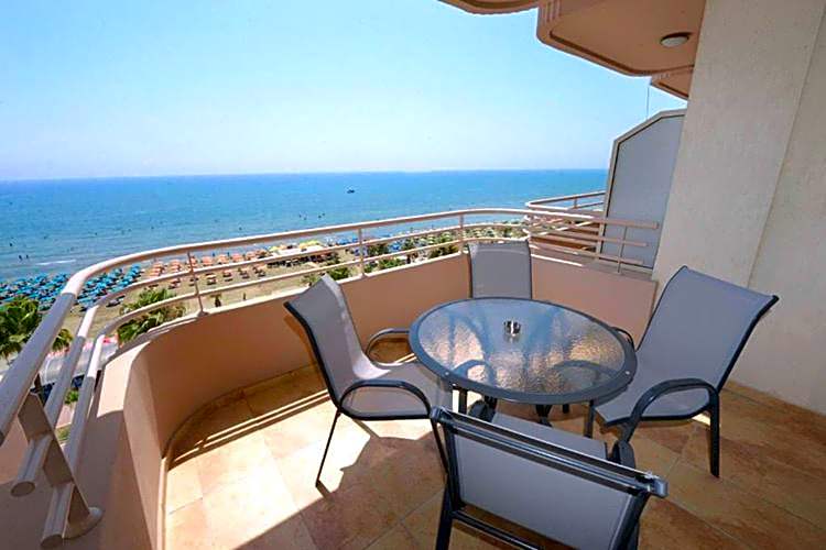 Les Palmiers Beach Boutique Hotel & Luxury Apartments