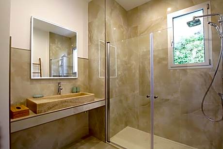 Deluxe Suite with Partial Sea View