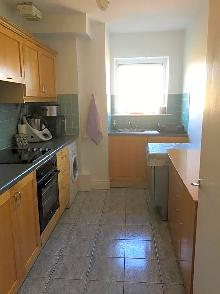 Central Spacious 3 Bedroom Apartment With Parking