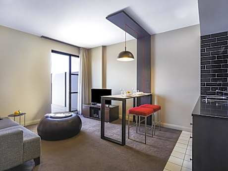 One-Bedroom Queen Suite