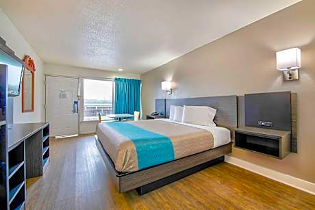 Deluxe King Room - Non-Smoking