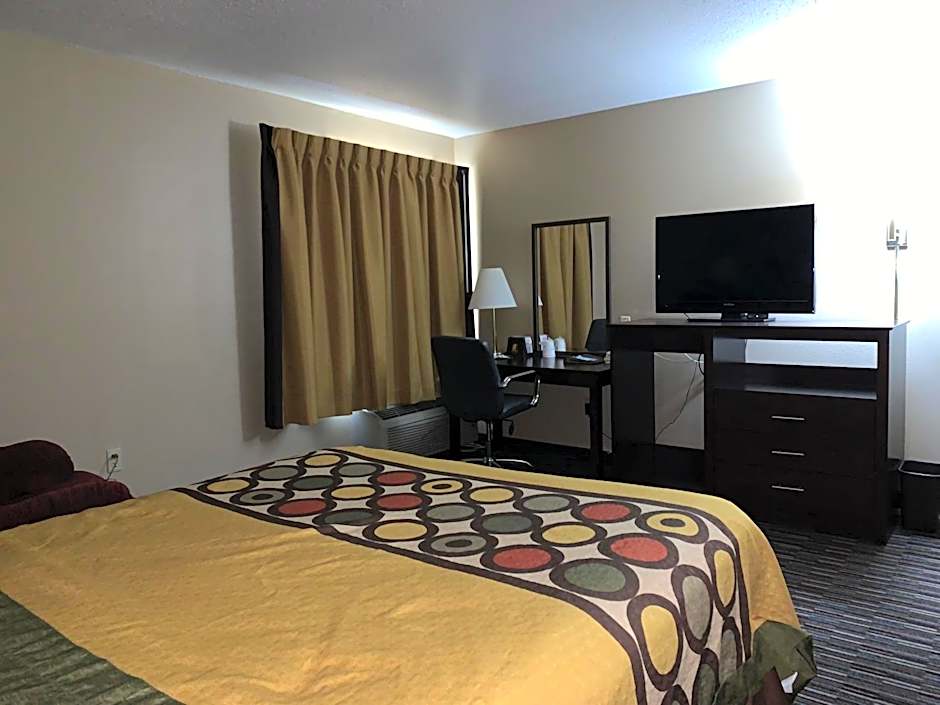 Super 8 by Wyndham Germantown/Milwaukee