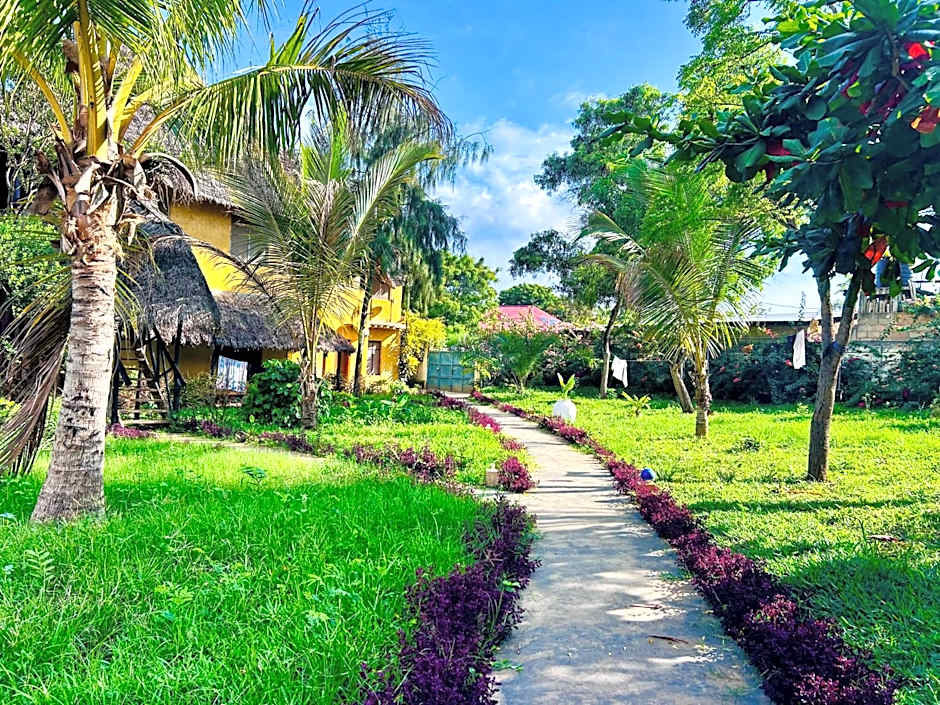 Tropinest bungalows & hostel