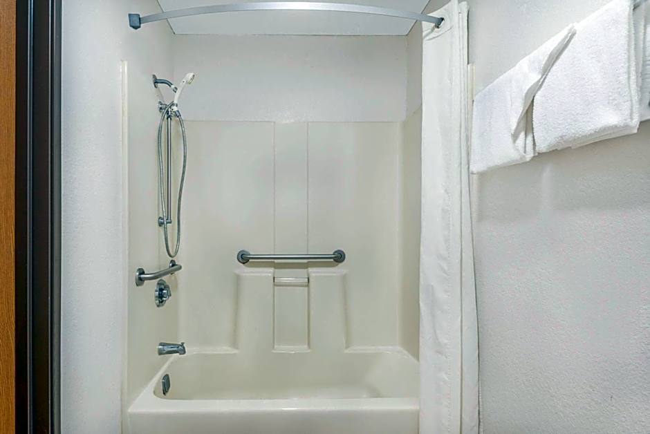 Super 8 by Wyndham Vincennes