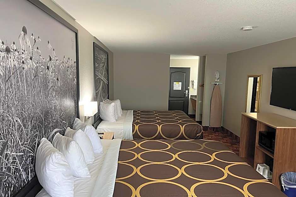 Super 8 by Wyndham Lake of the Ozarks