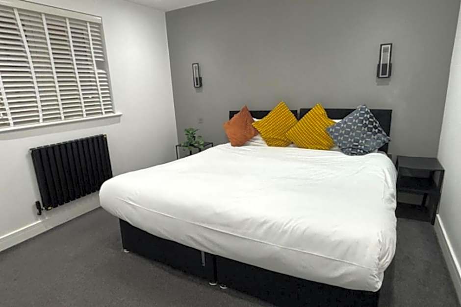 Under New Top Rated Management I Stylish 2BR Apartments I Central Hub I Free Parking I Work Ready Amenities