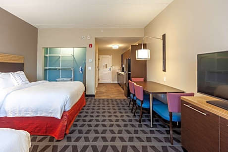 Studio with Two Queen Beds and Adapted Tub - Mobility and Hearing Accessible