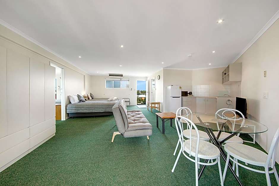 Reef Adventureland Motel