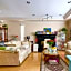 Helen's House / Close to Skytrain and Airport