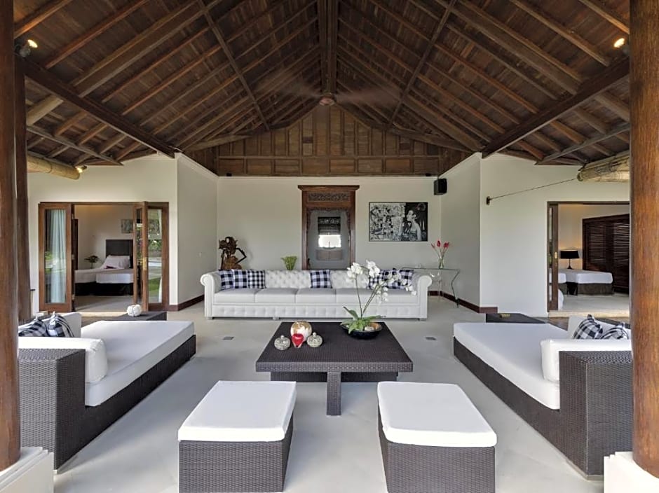 Spacious 8 bedroom pool villa in Canggu