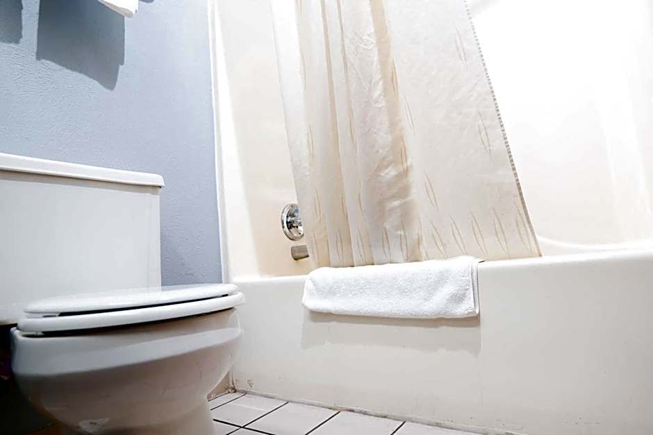 Baymont by Wyndham Flint Airport North