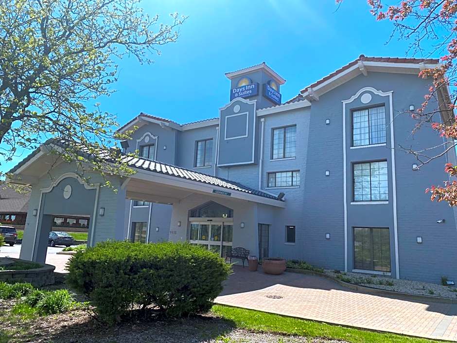 Days Inn & Suites by Wyndham Arlington Heights