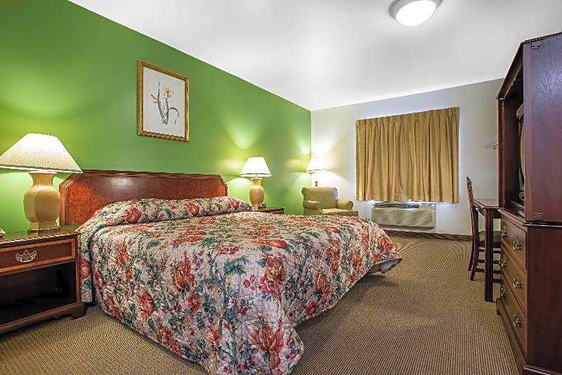 Passport Inn Paradise PA