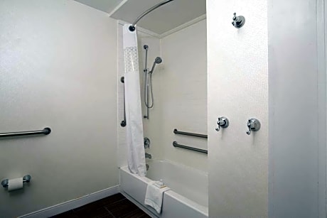 1 King Mobility Access With Tub Nonsmoking