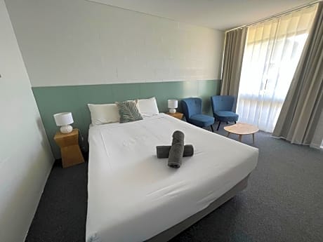 Queen Room with Garden View