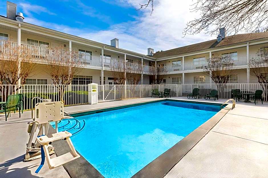 Quality Inn Fayetteville Near Historic Downtown Square