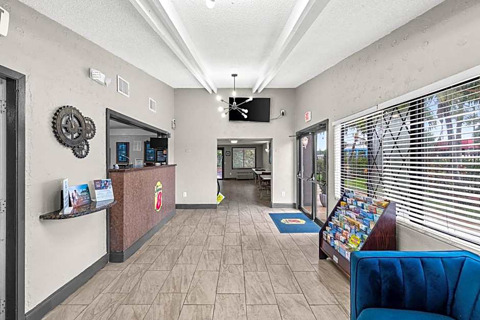 Super 8 by Wyndham Lantana West Palm Beach