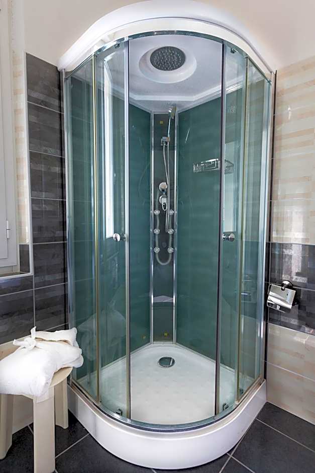 MoMo Seaview Hotel