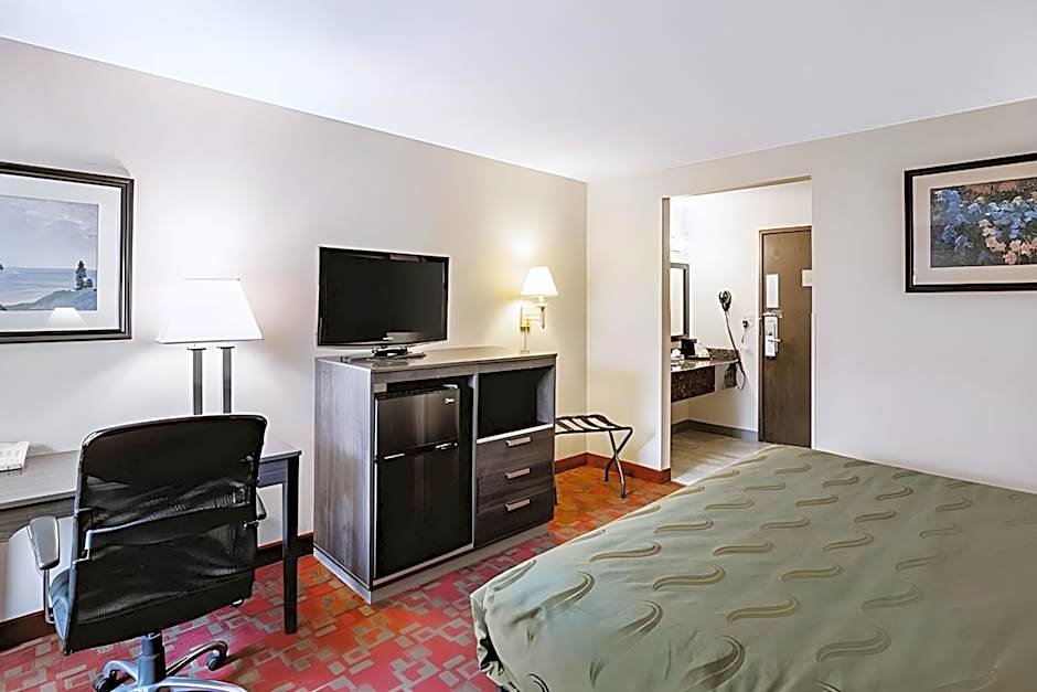 Norwood Inn & Suites Milwaukee