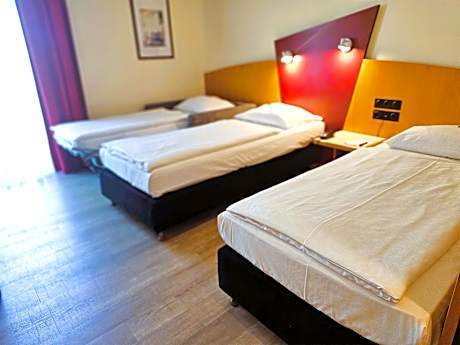 TRIPLE STANDARD room