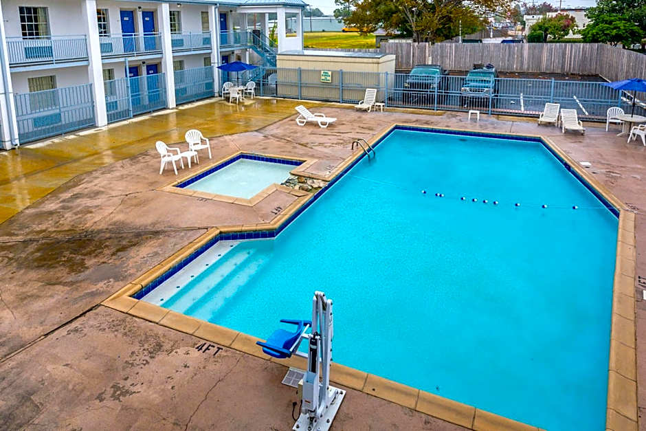 Motel 6 Alexandria - South