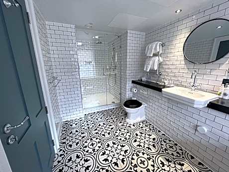 1 King Bed Premium Room With Minifridge