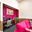 Econo Lodge Inn & Suites East