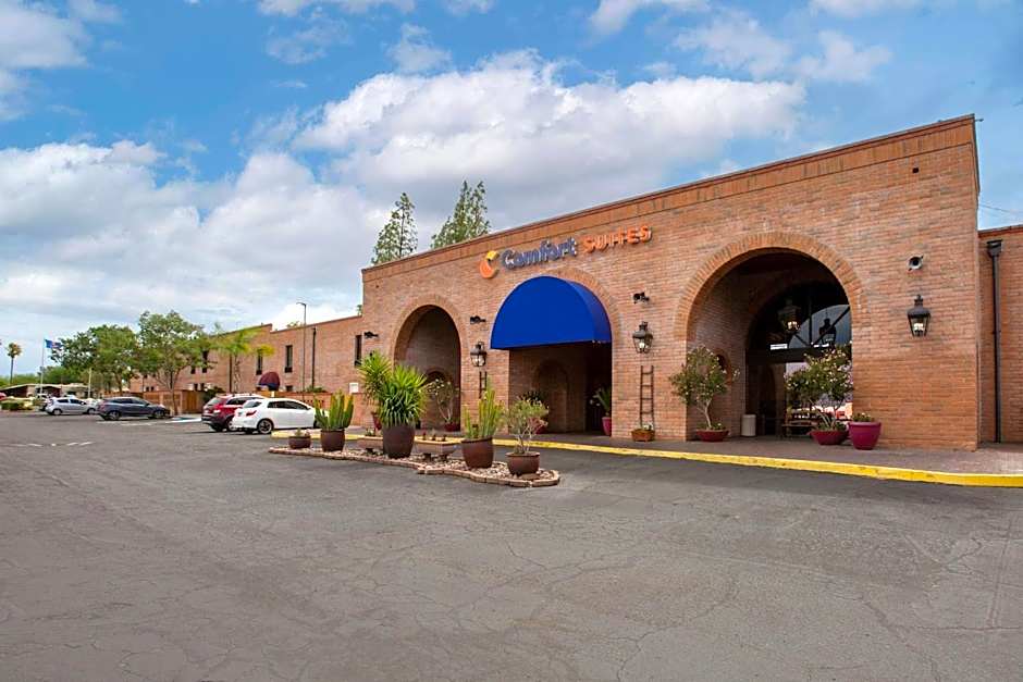 Photo 1 of 46 of Comfort Suites Tucson near Sabino Canyon