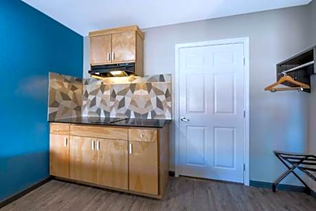 1 King Mobility Access Roll In Shower Kitchenette Microwave Fridge Non-Smoking Full Breakfast
