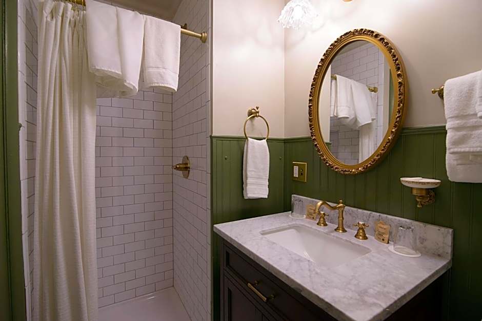 Moore House Inn & Cabins