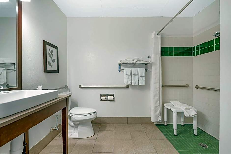 Country Inn & Suites by Radisson, West Bend, WI