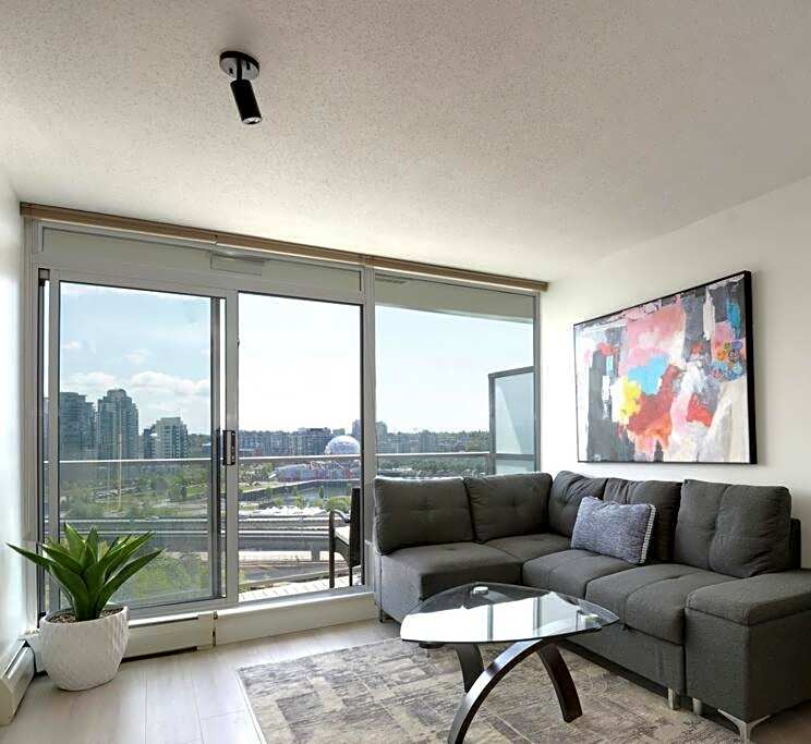 Luxary Condo Downtown Vancouver with free parking