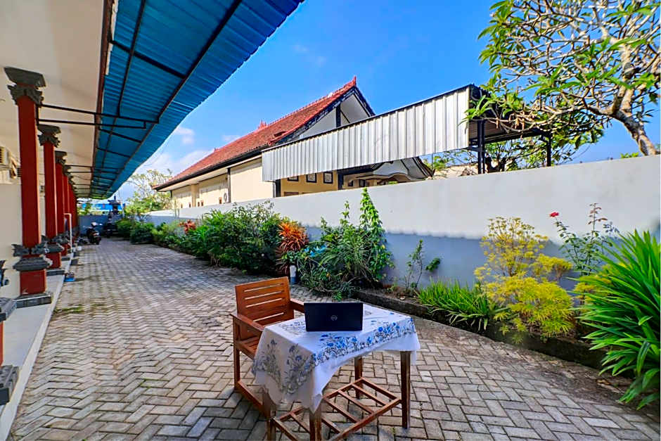 OYO Life 92838 Kost Ibu Surya