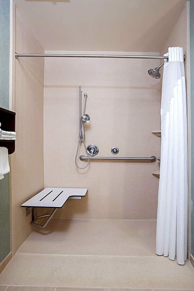 Holiday Inn Express & Suites Eureka By IHG