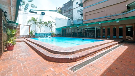 Reddoorz Premium @ Arzo Hotel Manila - Vaccinated Staff